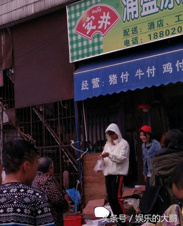 网友拍摄张馨予带着大群保镖在广州上街买菜，素颜接地气，边逛还边嗑瓜子 - 3