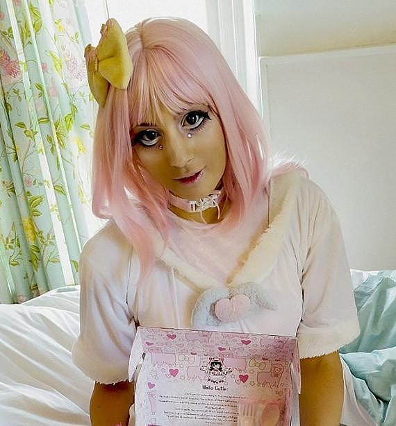 26岁女子为变成“日本娃娃”，每天化妆2小时，称自己从未整过容