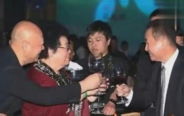 64岁“唐僧”现身某活动，王健林都给他敬酒，网友：金蝉子