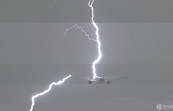 荷兰皇家航空波音777遭雷劈 闪电从机头劈到机翼