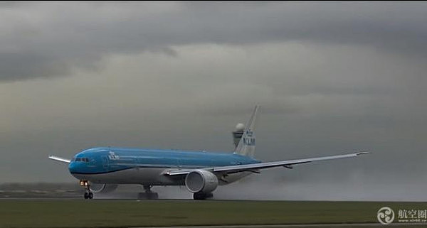 荷兰皇家航空波音777遭雷劈 闪电从机头劈到机翼