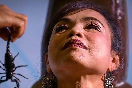 惊悚！泰国蝎子女王的惊悚表演，嘴含活蝎子淡定自若，创世界纪录 - 4