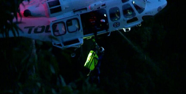 悉尼小伙坠入60米深崖奇迹生还 警方搜救4小时助其成功脱险  - 4