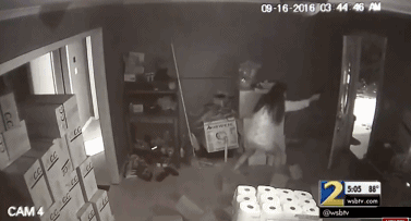 澳洲华裔老店主徒手夺枪，以一敌二惨被打伤！妻子：“6年前也曾有刀架在我脖子上！”（视频） - 20