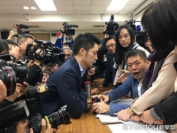 蒋万安率国民党力挡绿营“法案”获狂赞 蒋家后代让外界刮目相看