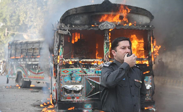 巴基斯坦两公交车竞速撞死1名儿童 民众火烧肇事车辆（组图） - 2