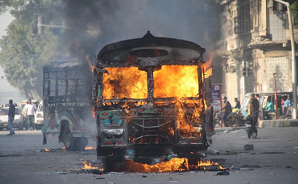 巴基斯坦两公交车竞速撞死1名儿童 民众火烧肇事车辆（组图） - 3