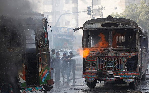 巴基斯坦两公交车竞速撞死1名儿童 民众火烧肇事车辆（组图） - 4