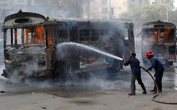 巴基斯坦两公交车竞速撞死1名儿童 民众火烧肇事车辆（组图） - 5