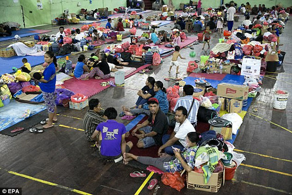 4691CEB100000578-5117503-People_sit_together_in_an_emergency_shelter_pictured_in_Klungkun-a-6_1511648334249.jpg,0