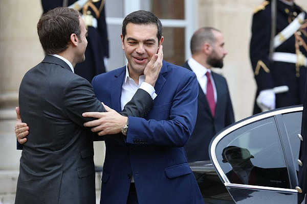 辣眼睛！马克龙会晤希腊总理 暧昧轻抚对方脸蛋（组图） - 1