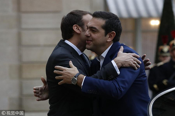辣眼睛！马克龙会晤希腊总理 暧昧轻抚对方脸蛋（组图） - 2