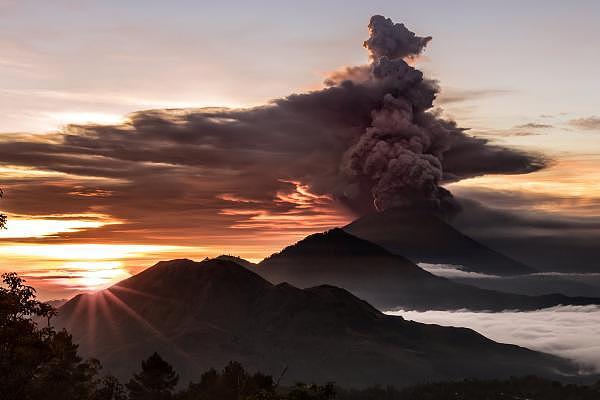 巴厘岛火山喷发预警被调至最高级别，十公里半径内居民将疏散