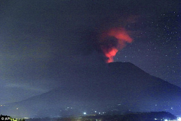 巴厘岛火山喷发机场关闭 5万名游客滞留岛上 澳航维珍取消航班（视频） - 1