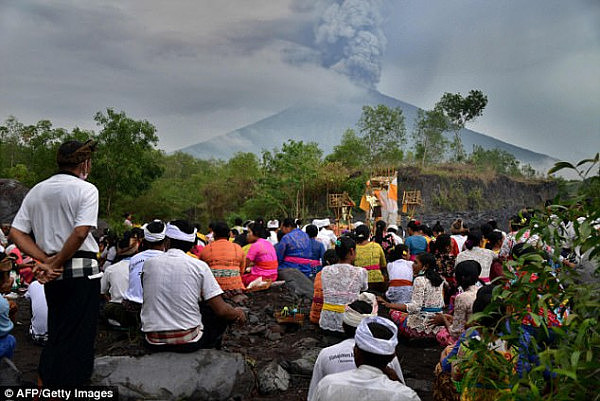 巴厘岛火山喷发机场关闭 5万名游客滞留岛上 澳航维珍取消航班（视频） - 2
