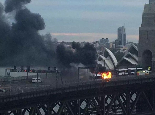 恐怖！悉尼又有公交车市区行驶中爆炸起火！火焰腾起两米高，浓烟滚滚！(组图) - 4