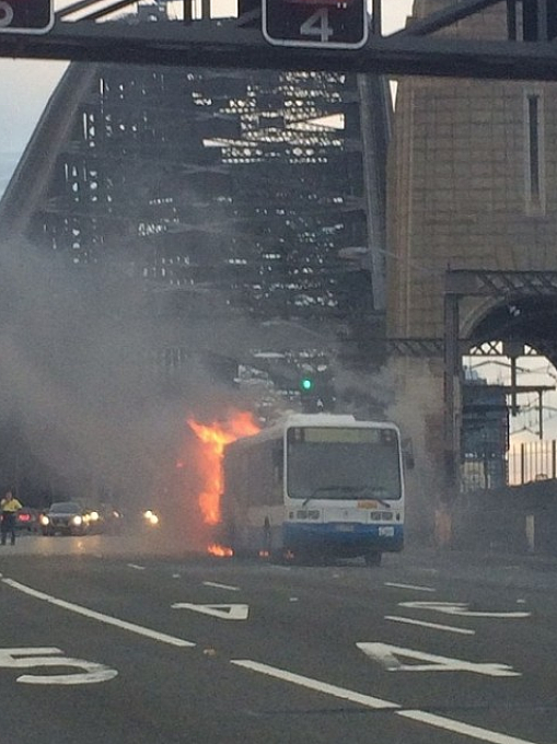 恐怖！悉尼又有公交车市区行驶中爆炸起火！火焰腾起两米高，浓烟滚滚！(组图) - 5
