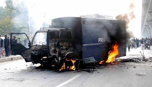 巴基斯坦宗教团体全国示威引骚乱 政府要求军队进驻首都