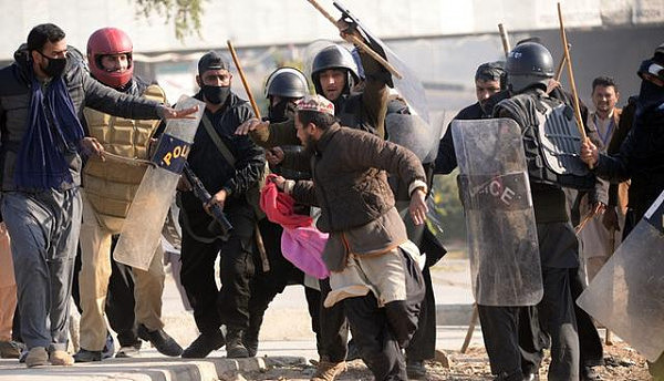 巴基斯坦宗教团体全国示威引骚乱 政府要求军队进驻首都