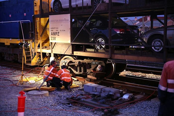 珀斯至悉尼列车发生脱轨事故 乘客被困车厢足足12个小时（图）  - 1