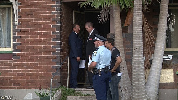 联邦警察突查悉尼9栋民宅连抓4人，澳媒怀疑与昨日拘捕恐袭疑犯相关！（视频） - 2