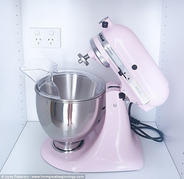 46C7F94700000578-5126687-Iryna_s_pastel_obsession_began_with_this_pink_KitchenAid_which_w-a-10_1511916861257.jpg,0