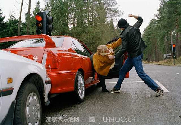 警惕！中国女留学生遭“撞后跑”当街劫车！华人易成为劫持目标（组图） - 2