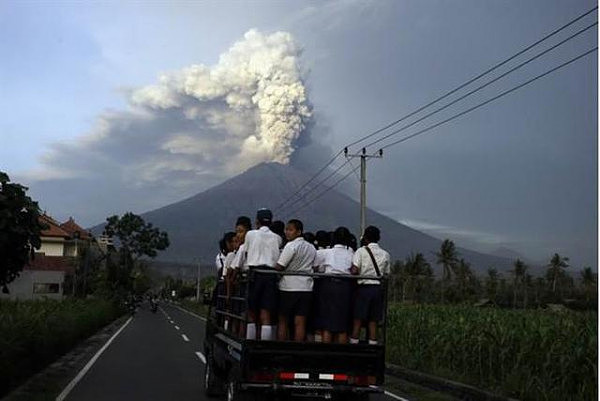 巴厘岛火山喷高9000米吓跑3万游客 仍有12万名游客被困