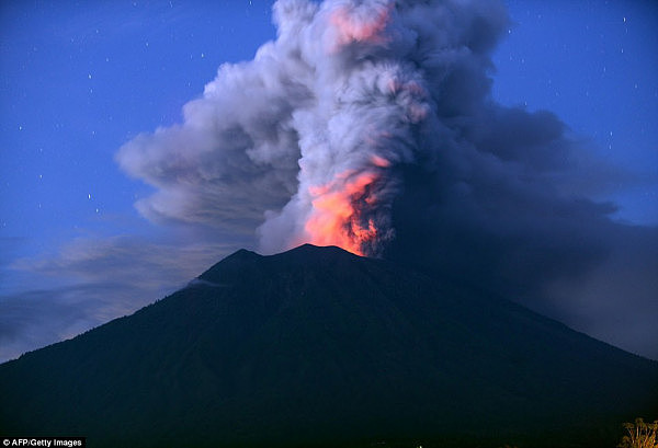 巴厘岛火山随时喷发！机场关闭400多趟航班取消 12万游客滞留岛上（组图+视频） - 2
