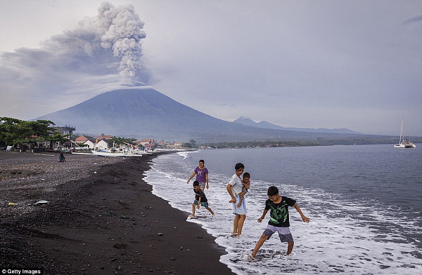 巴厘岛火山随时喷发！机场关闭400多趟航班取消 12万游客滞留岛上（组图+视频） - 4
