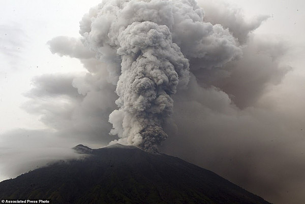 1808084-5126235-Mount_Agung_volcano_erupts_in_Karangasem_Bali_Indonesia_Tuesday_-a-25_1511903731291.jpg,0