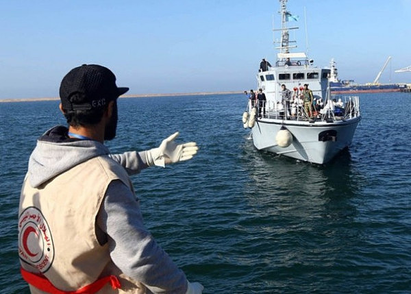 太惨！地中海难民船遭鲨鱼群攻击 夺71命（组图） - 2