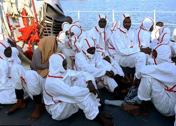 太惨！地中海难民船遭鲨鱼群攻击 夺71命（组图） - 3