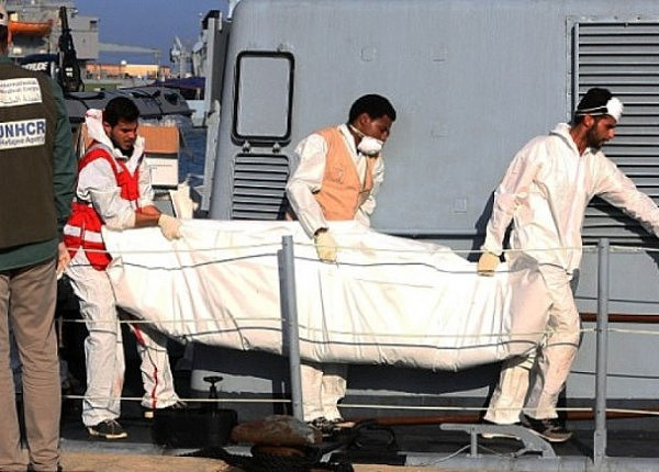 太惨！地中海难民船遭鲨鱼群攻击 夺71命（组图） - 4