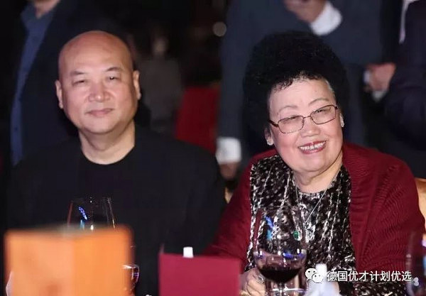 这个在中国家喻户晓的男人，吃软饭傍富婆！如今中国第一女首富遗嘱曝光，他轻松坐拥500亿，究竟他凭什么… - 32