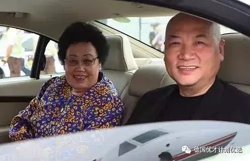 这个在中国家喻户晓的男人，吃软饭傍富婆！如今中国第一女首富遗嘱曝光，他轻松坐拥500亿，究竟他凭什么… - 33