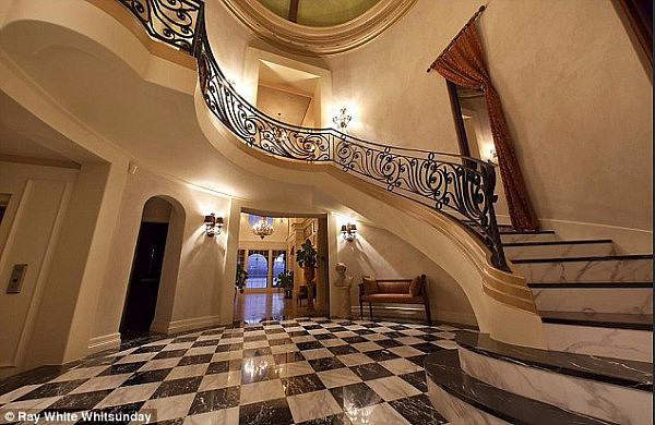 46DC44D400000578-5135323-The_mansion_boasts_sweeping_staircases_high_ceilings_and_brightl-a-34_1512125349956.jpg,0