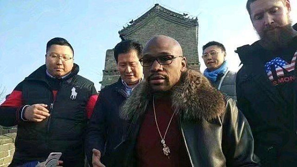 梅威瑟造访香港不接受媒体采访，名拳手痛斥：中国人要有尊严