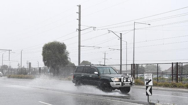 玛莎拉蒂豪车强行淌水被毁！悉尼墨尔本雷暴肆虐险情不断，救援电话被打爆！（组图） - 6