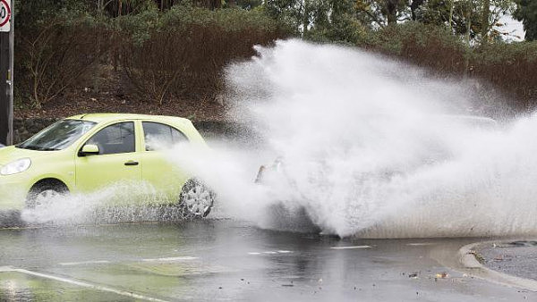 玛莎拉蒂豪车强行淌水被毁！悉尼墨尔本雷暴肆虐险情不断，救援电话被打爆！（组图） - 7