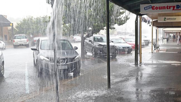 玛莎拉蒂豪车强行淌水被毁！悉尼墨尔本雷暴肆虐险情不断，救援电话被打爆！（组图） - 8