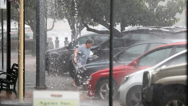 玛莎拉蒂豪车强行淌水被毁！悉尼墨尔本雷暴肆虐险情不断，救援电话被打爆！（组图） - 13