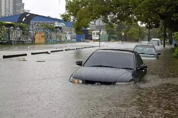 暴雨！狂风！洪水！Garden City商场严重受到暴雨影响，数辆车被淹！极端天气席卷布村！政府发出预警，尽量减少出行！ - 16