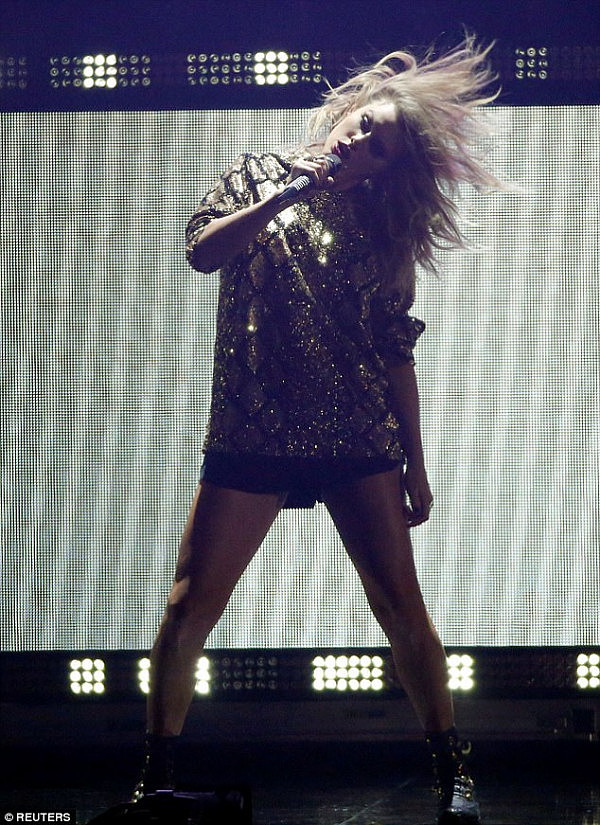 Whip my hair back and forth: Taylor whipped her caramel blonde lob around during her set