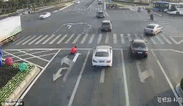 A Chinese man named Cai refused to waste his mornings sitting in traffic so he decided to draw another arrow on the road in order to speed up his commute