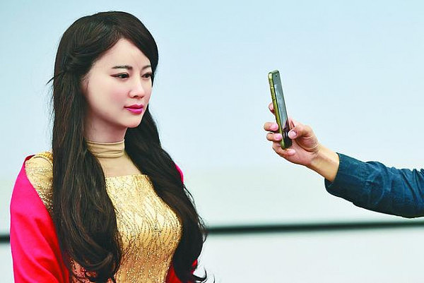 中国首个美女机器人，温柔善良多才多艺，家庭服务能力超过美日