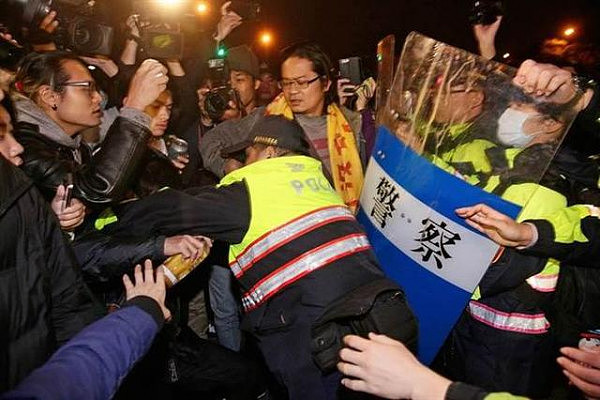 台警方强制驱离抗议群众 警察满脸蛋液民众满嘴鲜血