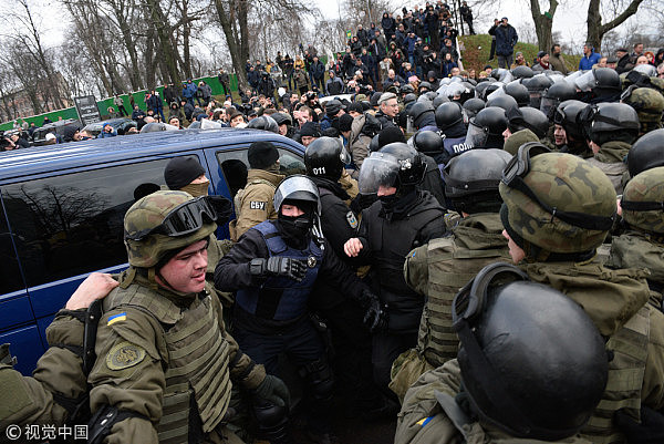 萨卡什维利威胁跳楼后被逮捕 支持者将其从军警手里抢回来了（组图） - 2