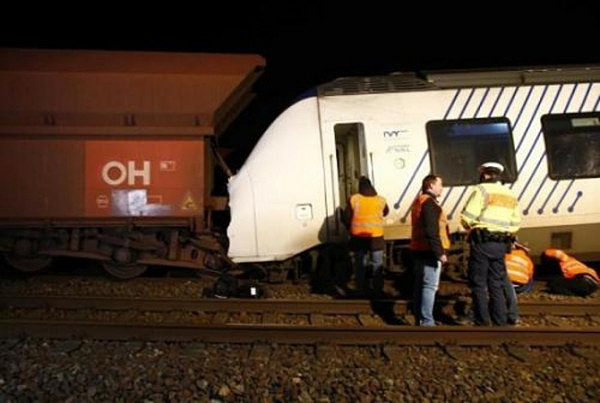 德国西部两列火车相撞 约50人受伤（组图） - 2