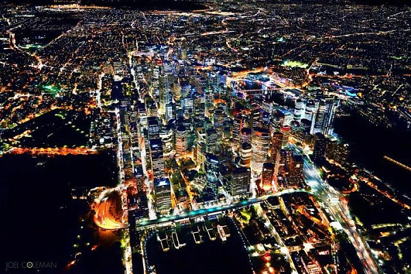 最近，许多悉尼人一到晚上就会拿张地图，在别人家门口游荡，东张西望，寻找一束光...... - 2